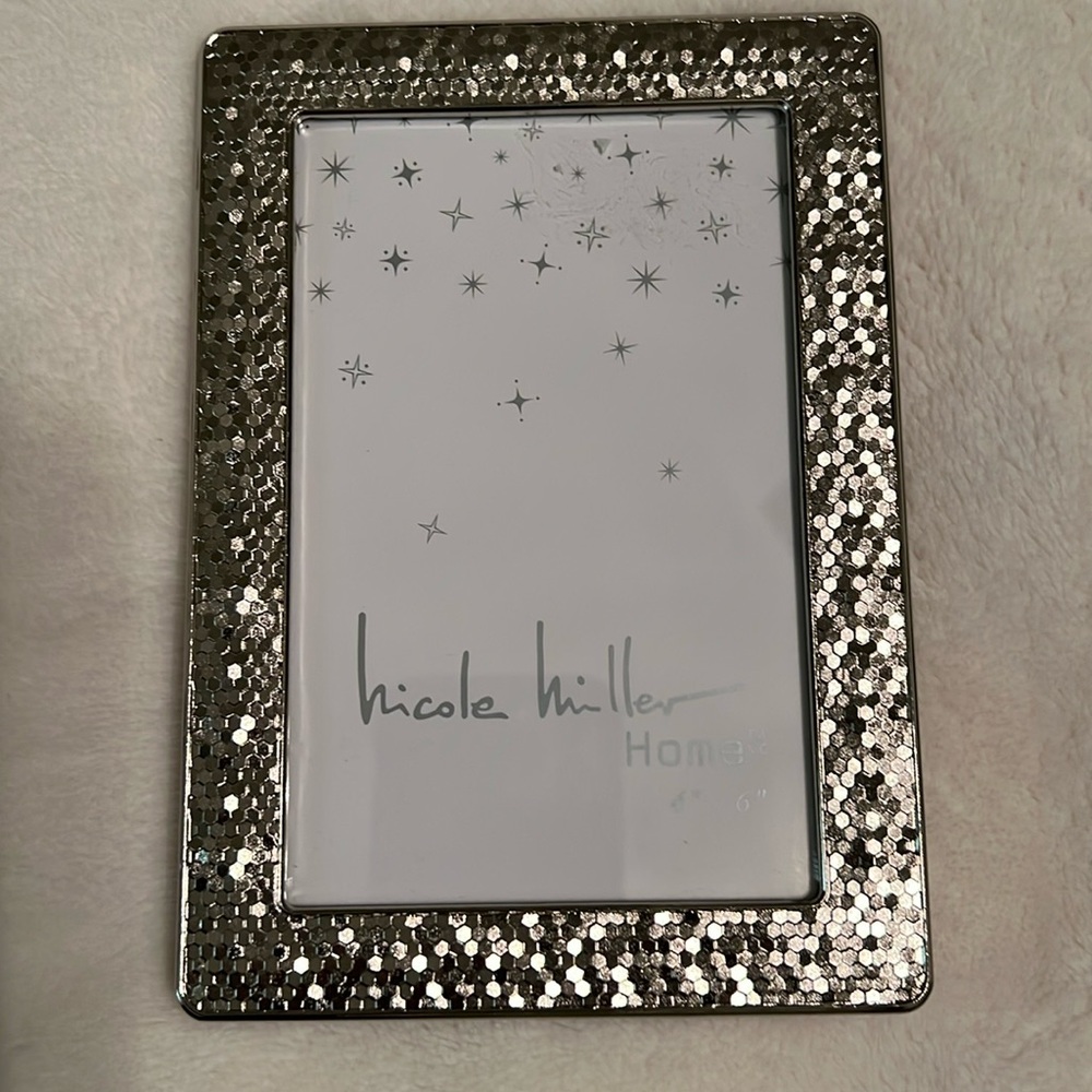NWOT Nicole Miller Silver Sparkle Picture frame. 4“x6”
